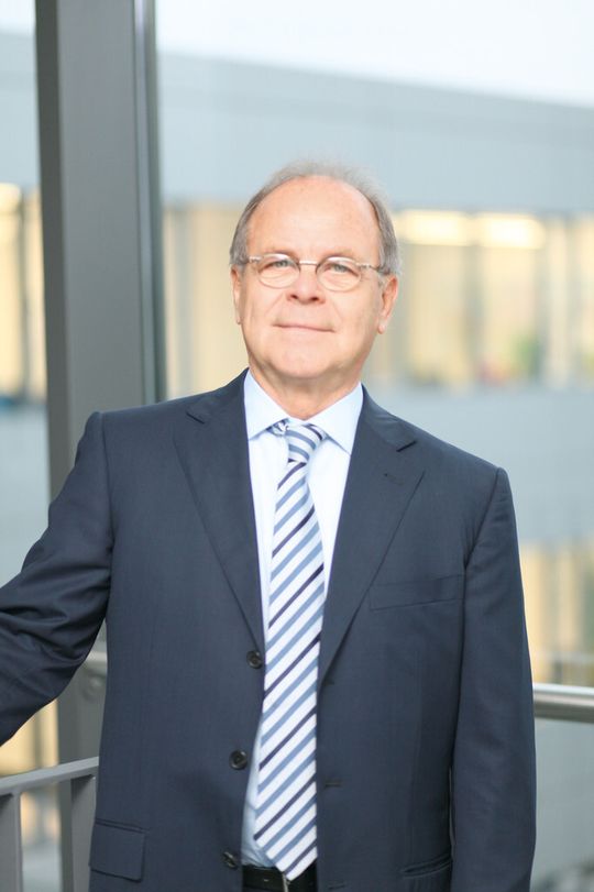 Prof. Dr. Erich R. Reinhardt, Vorstandsvorsitzender des Medical Valley EMN:„Die Neuerung der Medizinprodukteverordnung könnte dazu führen, dass bahnbrechende Behandlungsverfahren künftig wesentlich später dem Patienten zur Verfügung stehen und deutlich teurer werden.“ Prof. Dr. Erich R. Reinhardt, Vorstandsvorsitzender des Medical Valley EMN:„Die Neuerung der Medizinprodukteverordnung könnte dazu führen, dass bahnbrechende Behandlungsverfahren künftig wesentlich später dem Patienten zur Verfügung stehen und deutlich teurer werden.“