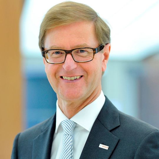 Dr. Stefan Asenkerschbaumer, Bosch: „Die Vision der Datendurchlässigkeit in der industriellen Lieferkette wird Realität.“ Dr. Stefan Asenkerschbaumer, Bosch: „Die Vision der Datendurchlässigkeit in der industriellen Lieferkette wird Realität.“