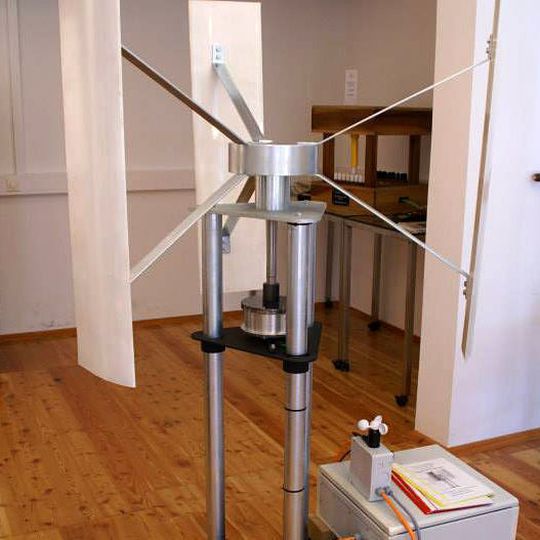 Die Windkraftanlage mit den vertikal angeordneten Rotorblättern kann bei zu starkem Wind nicht überbeansprucht werden, sie ist sturmsicher. Die Windkraftanlage mit den vertikal angeordneten Rotorblättern kann bei zu starkem Wind nicht überbeansprucht werden, sie ist sturmsicher.