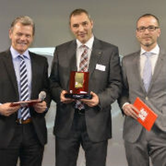 Erster Preis für den Opel Adam: (v. li.) Tomas Hirschberger (Auto Bild), Andreas Marx (Opel Deutschland), Daniel Breves (Schwacke). Erster Preis für den Opel Adam: (v. li.) Tomas Hirschberger (Auto Bild), Andreas Marx (Opel Deutschland), Daniel Breves (Schwacke).