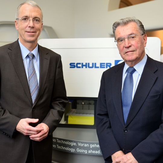 Joachim Beyer (links), Chief Technologie Officer der Schuler AG, übernimmt den Vorsitz des Louis Schuler Fonds von Rolf Kellenbenz. Joachim Beyer (links), Chief Technologie Officer der Schuler AG, übernimmt den Vorsitz des Louis Schuler Fonds von Rolf Kellenbenz.