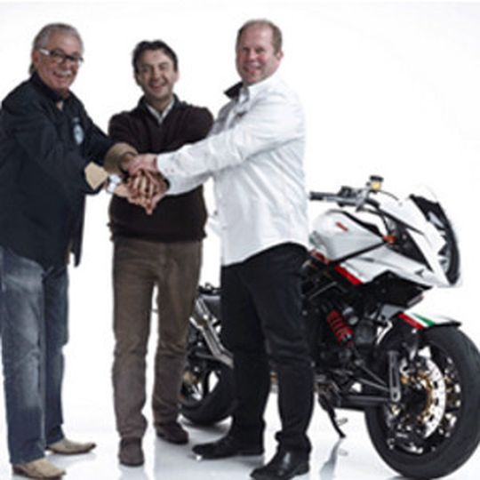 Glücklich über die Fusion: Die Geschäftsführer von Bimota by Wilbers, Benny Wilbers (li.) und Burkhard Stember (re.) mit Daniele Longoni (Mitte). Glücklich über die Fusion: Die Geschäftsführer von Bimota by Wilbers, Benny Wilbers (li.) und Burkhard Stember (re.) mit Daniele Longoni (Mitte).