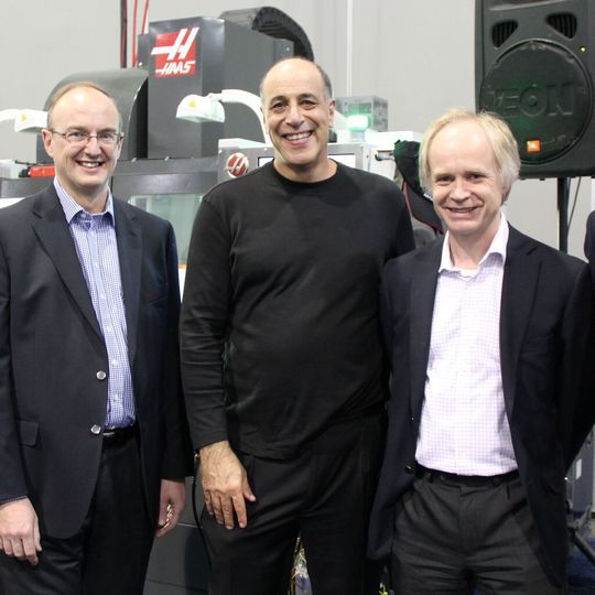 Der Anbieter von CAD-Software Autodesk hat das britische Unternehmen Delcam übernommen. Das Bild zeigt u.a. Carl Bass, Prasident und CEO von Autodesk (Mitte). Der Anbieter von CAD-Software Autodesk hat das britische Unternehmen Delcam übernommen. Das Bild zeigt u.a. Carl Bass, Prasident und CEO von Autodesk (Mitte).