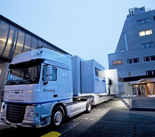 Das mobile epidemiologische Diagnostiklabor des Fraunhofer IBMT bei einem seiner Einsätze: Probenahme für die Umweltprobenbank des Bundes – Humanproben in Münster, 2013. Das mobile epidemiologische Diagnostiklabor des Fraunhofer IBMT bei einem seiner Einsätze: Probenahme für die Umweltprobenbank des Bundes – Humanproben in Münster, 2013.
