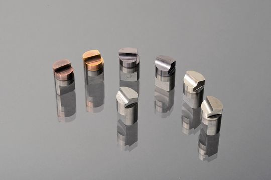 Unterschiedlich beschichtete Werkzeuge für grundlegende Zerspanungsversuche auf einem Analogie-Fräsprüfstand. Unterschiedlich beschichtete Werkzeuge für grundlegende Zerspanungsversuche auf einem Analogie-Fräsprüfstand.
