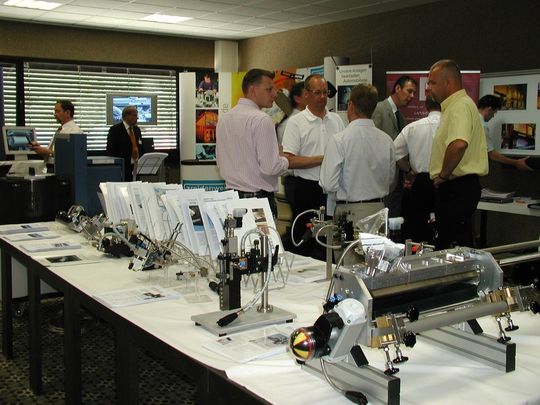 Viel Neues zum Thema Kleben bot Nordson Engineering beim Open House 2007 im Rahmen der Ausstellung. Viel Neues zum Thema Kleben bot Nordson Engineering beim Open House 2007 im Rahmen der Ausstellung.