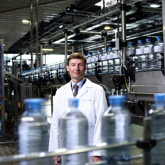 Herbert Schlossnikl, Vostand Produktion, Technik bei Vöslauer Mineralwasser: „Bis 2018 haben wir hier keinen Modernisierungsbedarf, und wenn der Bedarf überproportional wachsen sollte, können wir einfach den Redundanzkompressor zuschalten.“