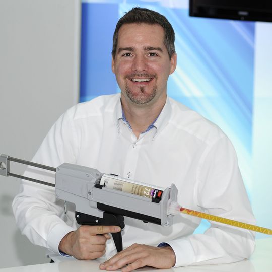 Rot, gelb, grün – der neuartige 2-Komponenten-Konstruktionsklebstoff 3M Scotch-Weld 7270 B/A mit Haltbarkeits- und Farb-Indikator ist eine weltweit einzigartige Innovation. Erfunden hat sie der 3M Forscher Dr. Adrian Jung. Rot, gelb, grün – der neuartige 2-Komponenten-Konstruktionsklebstoff 3M Scotch-Weld 7270 B/A mit Haltbarkeits- und Farb-Indikator ist eine weltweit einzigartige Innovation. Erfunden hat sie der 3M Forscher Dr. Adrian Jung.