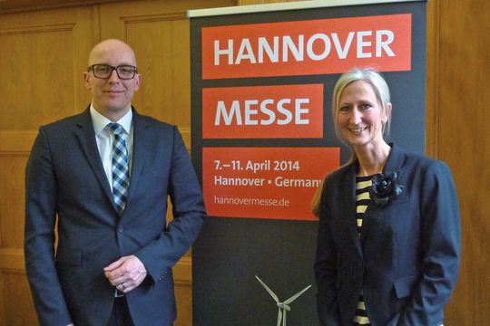 Marc Siemering, directeur de la HannoverMesse, et Verena Stübner, représentante de Deutsche Messe Hannover en Suisse. Marc Siemering, directeur de la HannoverMesse, et Verena Stübner, représentante de Deutsche Messe Hannover en Suisse.