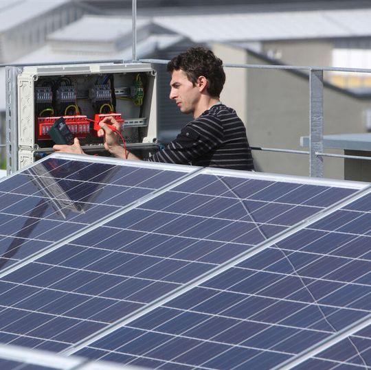 HHK-Solardach: Ein Mitarbeiter des Fraunhofer IISB an der Forschungssolaranlage des Instituts. Rund 180 Mitarbeiterinnen und Mitarbeiter arbeiten in der Vertragsforschung für die Industrie und öffentliche Einrichtungen.