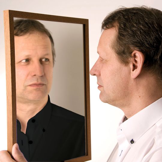Selbstreflexion: Beobachten Sie als Führungskraft Ihr eigenes Verhalten und lernen Sie daraus. Selbstreflexion: Beobachten Sie als Führungskraft Ihr eigenes Verhalten und lernen Sie daraus.