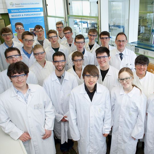 Die Nachwuchs-Chemiker bereiten sich gemeinsam mit Birgit Vieler (zweite untere Reihe re.), Landesbeauftrage NRW der Chemie-Olympiade, und Guido Körner (dritte untere Reihe re.), Currenta Ausbildung, auf die Internationale Chemie-Olympiade vor. Die Nachwuchs-Chemiker bereiten sich gemeinsam mit Birgit Vieler (zweite untere Reihe re.), Landesbeauftrage NRW der Chemie-Olympiade, und Guido Körner (dritte untere Reihe re.), Currenta Ausbildung, auf die Internationale Chemie-Olympiade vor.