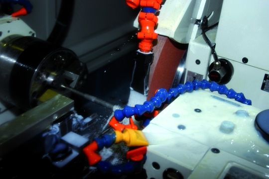 Wenn sich Bearbeitungsergebnisse in engen Toleranzen bewegen müssen – wie hier beim Schleifen von Exzenterwellen – spielen außer dem steifen Maschinenaufbau eine hochgenaue, spielfreie Antriebstechnik sowie eine schnelle CNC eine wichtige Rolle. Bild: GE Fanuc Wenn sich Bearbeitungsergebnisse in engen Toleranzen bewegen müssen – wie hier beim Schleifen von Exzenterwellen – spielen außer dem steifen Maschinenaufbau eine hochgenaue, spielfreie Antriebstechnik sowie eine schnelle CNC eine wichtige Rolle. Bild: GE Fanuc