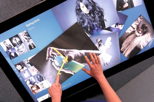 Touch-Eingabe: Von Zytronics kommt die Multi-Touch-Projected-Capacitive-Touch (MPCT-)Technologie, welche gleichzeitig bis zu 40 Berührungspunkte auswertet. Touch-Eingabe: Von Zytronics kommt die Multi-Touch-Projected-Capacitive-Touch (MPCT-)Technologie, welche gleichzeitig bis zu 40 Berührungspunkte auswertet.