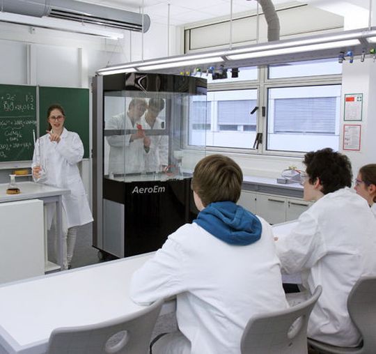 Blick in das „Chemie-Klassenzimmer“ Blick in das „Chemie-Klassenzimmer“