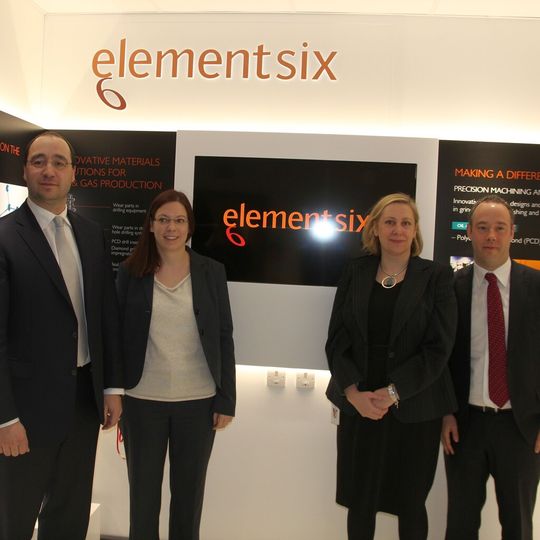 Wollen gemeinsam mit den Kunden entwickeln: Geschäftsführer Dimitrios Livadas und Technikspezialistin Jana Haas-Wittmuess von Element Six Deutschland sowie R&D Manager Sally Purdie und Applcations Engineering Manager Dr. Wayne Leahy vom GIC (von links). Wollen gemeinsam mit den Kunden entwickeln: Geschäftsführer Dimitrios Livadas und Technikspezialistin Jana Haas-Wittmuess von Element Six Deutschland sowie R&D Manager Sally Purdie und Applcations Engineering Manager Dr. Wayne Leahy vom GIC (von links).