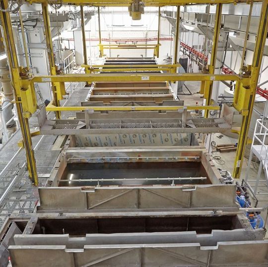 Die Veredelungsanlage hat bereits ihren Betrieb aufgenommen. Ab Mitte 2014 soll die Produktion konstant gefahren werden. Die Veredelungsanlage hat bereits ihren Betrieb aufgenommen. Ab Mitte 2014 soll die Produktion konstant gefahren werden.