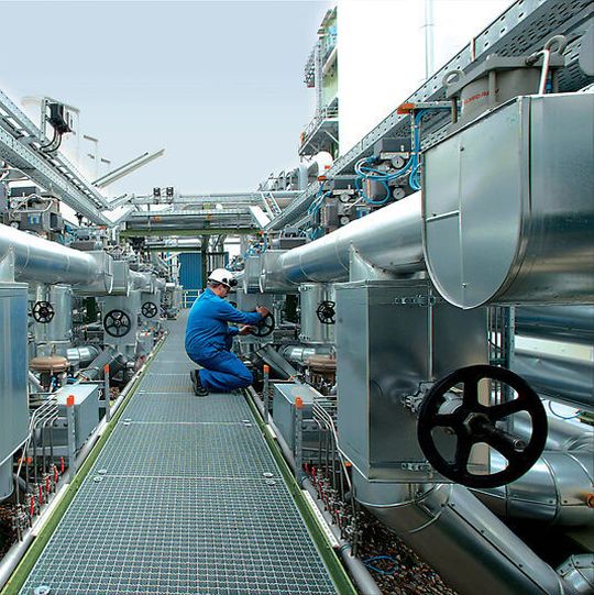 Eine neue Dampfreformer-Anlage, ist Bestandteil der On-site-Wasserversorgung, die Linde für Nynas in der Raffinerie Hamburg-Harburg übernimmt. Eine neue Dampfreformer-Anlage, ist Bestandteil der On-site-Wasserversorgung, die Linde für Nynas in der Raffinerie Hamburg-Harburg übernimmt.