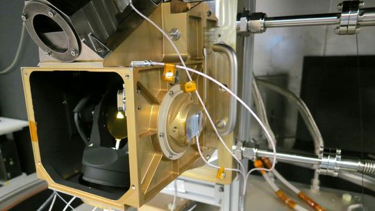 LiQuaRD: Der Scankopf wurde zum Einbau in die Thermal-Vakuum-Kammer integriert. Dort werden unterschiedliche Temperaturbereiche gestestet. LiQuaRD: Der Scankopf wurde zum Einbau in die Thermal-Vakuum-Kammer integriert. Dort werden unterschiedliche Temperaturbereiche gestestet.
