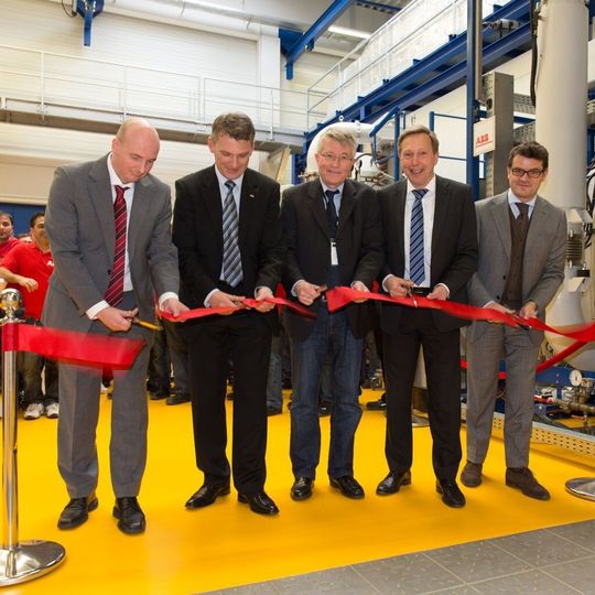 (V. l.): ABB-Standortleiter Ansgar Müller-Pleuß, Christoph Materne (ABB-Projektleiter für die Erweiterung der Vakuum-Schaltkammerfertigung), Harald Birkenkamp (Bürgermeister von Ratingen) Martin Schumacher (ABB-Vorstand) sowie Bruno Melles (Leiter des weltweiten ABB-Geschäftsbereichs Mittelspannungsprodukte).