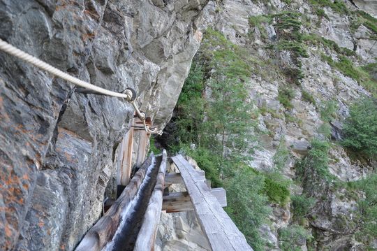 Wasserversorgung mit Tradition: die Suone Gorperi im Baltschiedertal, heute ein Wanderweg. Wasserversorgung mit Tradition: die Suone Gorperi im Baltschiedertal, heute ein Wanderweg.