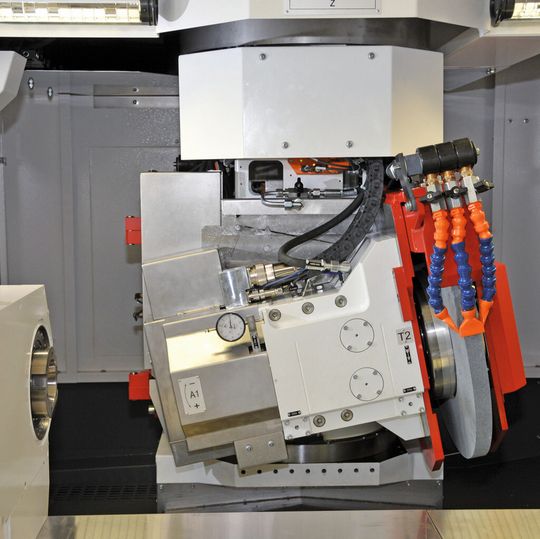 Bild 1: Die A-Achse ermöglicht auf den beiden Universalschleifmaschinen S41 und S22 das Gewindeschleifen. Bild 1: Die A-Achse ermöglicht auf den beiden Universalschleifmaschinen S41 und S22 das Gewindeschleifen.
