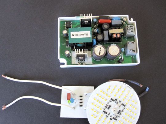 Vergleich: Oben ist eine LED-Treiberlösung zu sehen und unten die treiberlose Variante. Vergleich: Oben ist eine LED-Treiberlösung zu sehen und unten die treiberlose Variante.