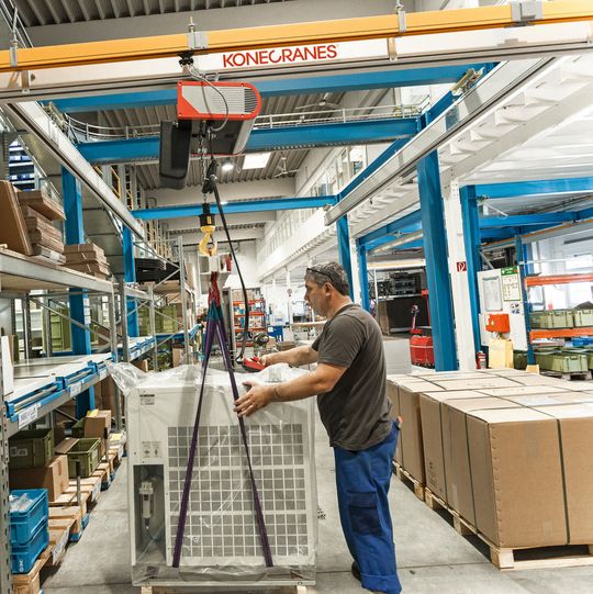 Bei SCM Pneumatik sind zwei Einträger-Leichtkrane von Konecranes im Exportbereich und in der Inlandsverpackung im Einsatz. Bei SCM Pneumatik sind zwei Einträger-Leichtkrane von Konecranes im Exportbereich und in der Inlandsverpackung im Einsatz.