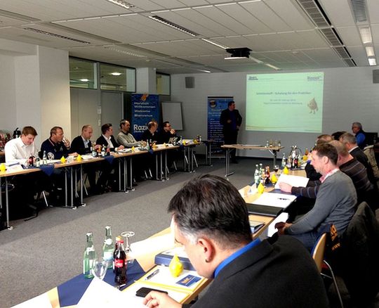 Für die Umformtechnik ist die Beölung der Bleche elementar. Dies wurde mit der zweiten Schmiertechnischen Veranstaltung von Raziol im Vogel Convetion Center in Würzburg deutlich. Für die Umformtechnik ist die Beölung der Bleche elementar. Dies wurde mit der zweiten Schmiertechnischen Veranstaltung von Raziol im Vogel Convetion Center in Würzburg deutlich.