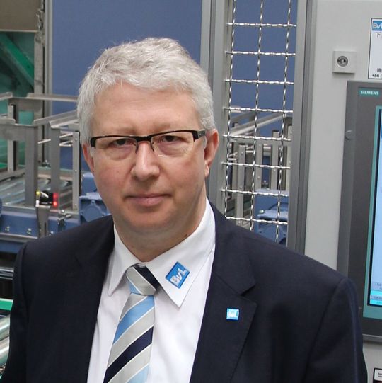 „Die Reinigungsanlage wird intelligent: sie erleichtert dem Bediener die Arbeit und meldet, wann das Bad gewechselt werden muss“, erwartet Bernhard Sievering, Geschäftsführer der BVL Oberflächentechnik GmbH. „Die Reinigungsanlage wird intelligent: sie erleichtert dem Bediener die Arbeit und meldet, wann das Bad gewechselt werden muss“, erwartet Bernhard Sievering, Geschäftsführer der BVL Oberflächentechnik GmbH.