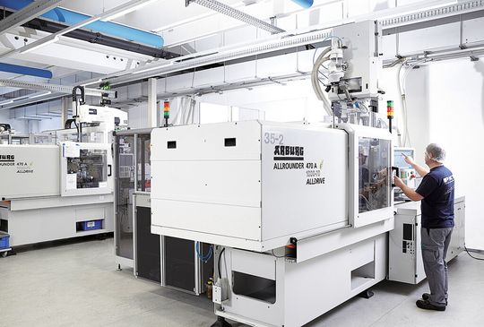 Sonderlösung: Der elek- trische Allrounder 470 A arbeitet bei PKT in einer speziellen Ausführung mit zwei kleinen Spritzeinheiten der Größe 70, um die geringen Schussgewichte realisieren zu können. Sonderlösung: Der elek- trische Allrounder 470 A arbeitet bei PKT in einer speziellen Ausführung mit zwei kleinen Spritzeinheiten der Größe 70, um die geringen Schussgewichte realisieren zu können.