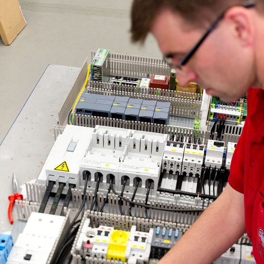 L&R Kältetechnik fertigt seine Schaltschränke schon länger selbst und bietet das jetzt auch als Dienstleistung für andere Unternehmen an.