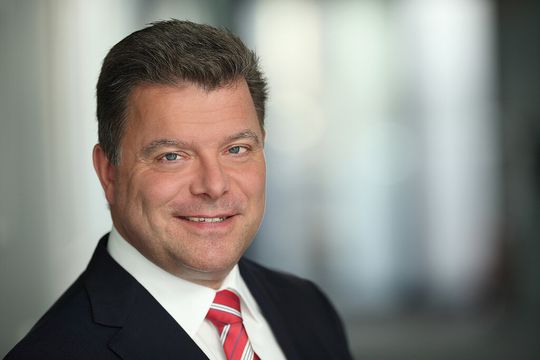 „Meine Aufgabe ist es, die Rahmenbedingungen so zu gestalten, dass die deutsche medizintechnische Industrie ihre führende internationale Stellung behaupten kann“, erklärt Christian O. Erbe, Vorsitzender des ZVEI-Fachverbandes Elektromedizinische Technik. „Meine Aufgabe ist es, die Rahmenbedingungen so zu gestalten, dass die deutsche medizintechnische Industrie ihre führende internationale Stellung behaupten kann“, erklärt Christian O. Erbe, Vorsitzender des ZVEI-Fachverbandes Elektromedizinische Technik.