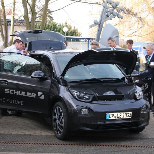 Karosserieteile des BMW i3 werden auf konventionellen Schuler-Langhubpressen für Faserverbundwerkstoffe gefertigt.