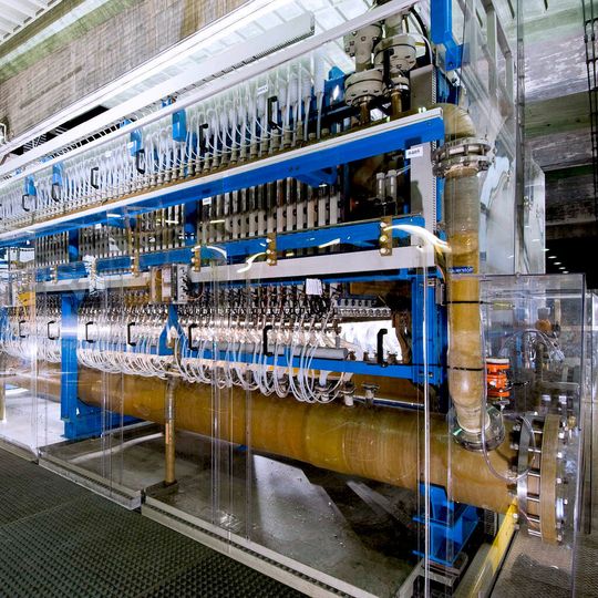 Demonstrationsanlage bei Bayer Material Science, Uerdingen, basierend auf der Sauerstoffverzehrkathoden-Technologie mit einer Jahreskapazität von 20.000 Tonnen Chlor