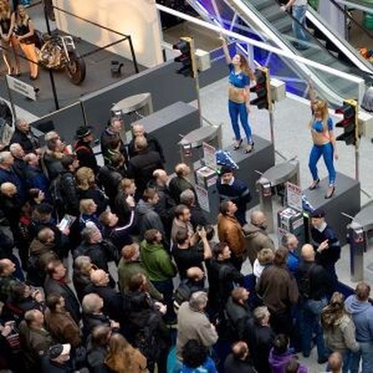 Am kommenden Wochenende schalten die Ampeln der Swissmoto 2014 in Zürich auf Grün. Am kommenden Wochenende schalten die Ampeln der Swissmoto 2014 in Zürich auf Grün.