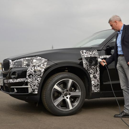 Beim BMW X5 soll ab 2015 das Nachtanken an der Steckdose möglich sein. Beim BMW X5 soll ab 2015 das Nachtanken an der Steckdose möglich sein.