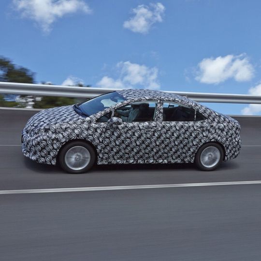 2015 soll die Serienproduktion des Toyota FCV (hier getarnt auf dem Testtrack) starten. 2015 soll die Serienproduktion des Toyota FCV (hier getarnt auf dem Testtrack) starten.