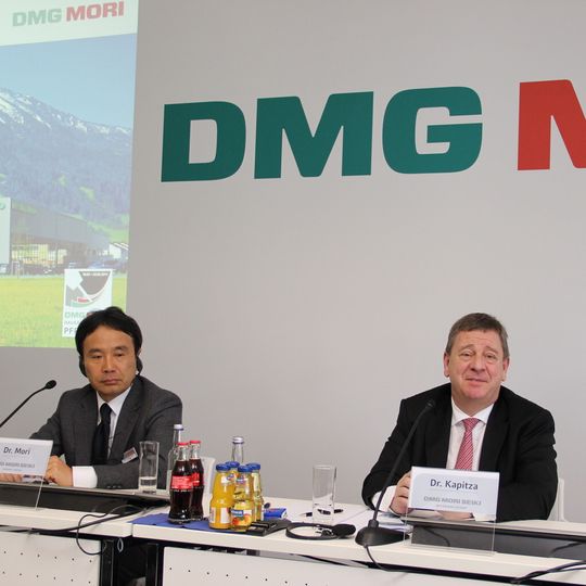Mit Tempo in die Zukunft: Dr. Masahiko Mori (li.) und Dr. Rüdiger Kapitza treiben das Wachstum von DMG Mori Seiki voran. Mit Tempo in die Zukunft: Dr. Masahiko Mori (li.) und Dr. Rüdiger Kapitza treiben das Wachstum von DMG Mori Seiki voran.