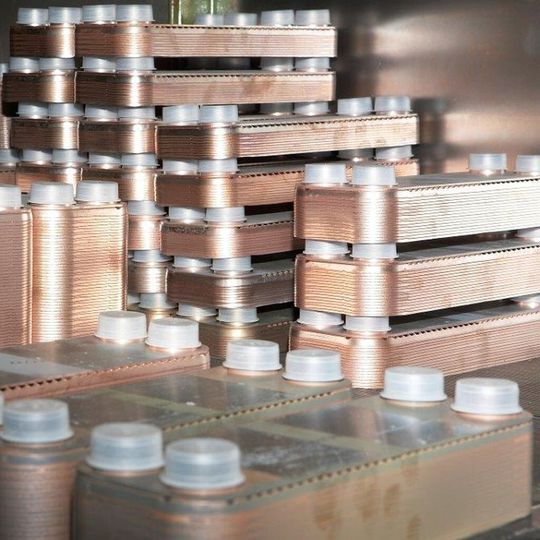 2014 will Vau Thermotech in eine automatische Produktionslinie zur Prägung der Plattenwärmetauscher investieren. 2014 will Vau Thermotech in eine automatische Produktionslinie zur Prägung der Plattenwärmetauscher investieren.