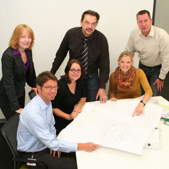 Ein Teil des Teams Genehmigungsmanagement im Chemiepark Knapsack: Eva Lenartz, Dr. Peter Leinekugel, Stefanie Baldus, Dirk Froelich, Miriam Klapheck und Bernd Sievernich (v.l.) sorgen für transparente Prozesse und einen offenen Dialog. Ein Teil des Teams Genehmigungsmanagement im Chemiepark Knapsack: Eva Lenartz, Dr. Peter Leinekugel, Stefanie Baldus, Dirk Froelich, Miriam Klapheck und Bernd Sievernich (v.l.) sorgen für transparente Prozesse und einen offenen Dialog.