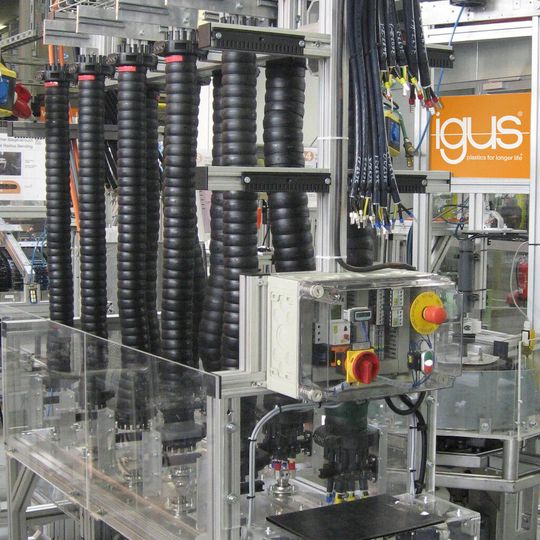 Igus bietet Vollsortiment getesteter Chainflex-Robot-Leitungen ab Lager.