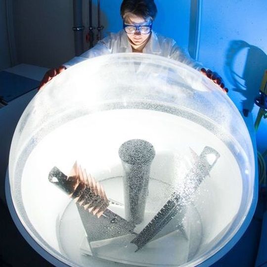 In einer Salzsprühkammer werden die neuen Rostschutzbeschichtungen auf ihre Beständigkeit überprüft.