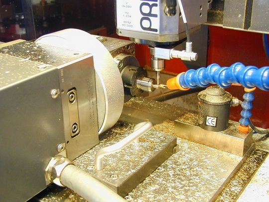 Kompakte Bauformen und kleine bewegte Massen erlauben eine hohe Dynamik. Diese wiederum ist eine Voraussetzung für erfolgreiche Mikrozerspanung. Bild: Primacon Kompakte Bauformen und kleine bewegte Massen erlauben eine hohe Dynamik. Diese wiederum ist eine Voraussetzung für erfolgreiche Mikrozerspanung. Bild: Primacon