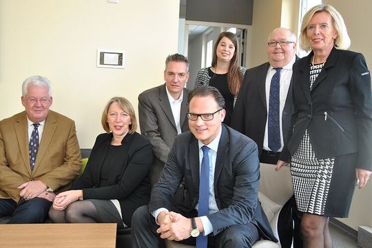Die Jury nach getaner Arbeit: (v. re.) Marion Johl (Santander Consumer Bank), Uwe Imbach (Car Garantie), Katharina Leybold (»kfz-betrieb«), Jascha Bräuer (Santander Consumer Bank), Wolfgang Michel (Chefredakteur »kfz-betrieb«), Silvia Lulei (Chefredakteurin »Gebrauchtwagen Praxis«), Joachim von Maltzan (»kfz-betrieb«). Die Jury nach getaner Arbeit: (v. re.) Marion Johl (Santander Consumer Bank), Uwe Imbach (Car Garantie), Katharina Leybold (»kfz-betrieb«), Jascha Bräuer (Santander Consumer Bank), Wolfgang Michel (Chefredakteur »kfz-betrieb«), Silvia Lulei (Chefredakteurin »Gebrauchtwagen Praxis«), Joachim von Maltzan (»kfz-betrieb«).