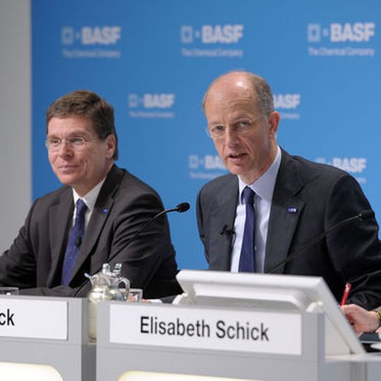 Dr. Kurt Bock, Vorstandsvorsitzender (Mitte) und Dr. Hans-Ulrich Engel, Finanzvorstand der BASF (links) verkünden bei der Bilanzpressekonferenz ein gutes Ergebnis. Dr. Kurt Bock, Vorstandsvorsitzender (Mitte) und Dr. Hans-Ulrich Engel, Finanzvorstand der BASF (links) verkünden bei der Bilanzpressekonferenz ein gutes Ergebnis.
