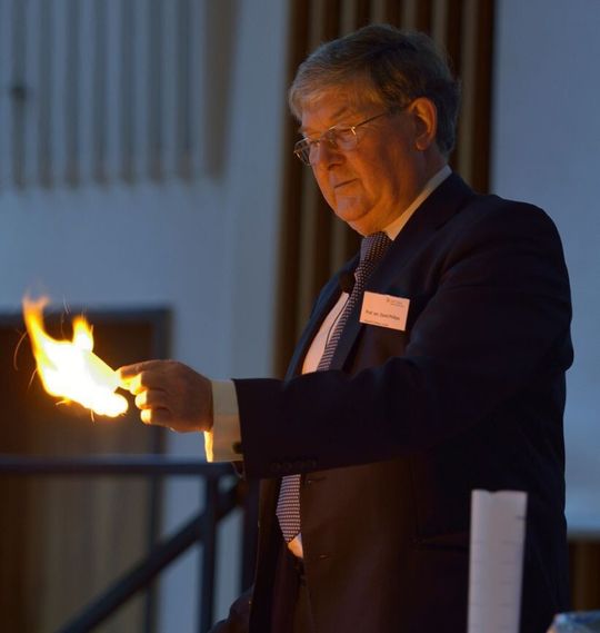Prof. David Philips, emeritierter Professor für Physikalische Chemie am Imperial College London und Alt-Präsident der Royal Society of Chemistry, beschrieb in seinem mit Live-Experimenten gespickten Vortrag, wie Chemie einen wichtigen Beitrag zu Wohlstand, Gesundheit und Nachhaltigkeit liefern kann. Prof. David Philips, emeritierter Professor für Physikalische Chemie am Imperial College London und Alt-Präsident der Royal Society of Chemistry, beschrieb in seinem mit Live-Experimenten gespickten Vortrag, wie Chemie einen wichtigen Beitrag zu Wohlstand, Gesundheit und Nachhaltigkeit liefern kann.
