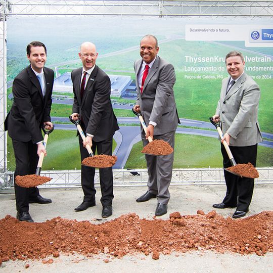 Beim Spatenstich in Poços de Caldas: (v.l.) Timo Krutoff (CFO Presta Camshafts Gruppe), Michael Höllermann (CEO ThyssenKrupp Brasilien), Eloísio do Carmo Lourenço (Bürgermeister von Poços de Caldas) und Antônio Anastasia (Gouverneur des Bundesstaates Minas Gerais) Beim Spatenstich in Poços de Caldas: (v.l.) Timo Krutoff (CFO Presta Camshafts Gruppe), Michael Höllermann (CEO ThyssenKrupp Brasilien), Eloísio do Carmo Lourenço (Bürgermeister von Poços de Caldas) und Antônio Anastasia (Gouverneur des Bundesstaates Minas Gerais)