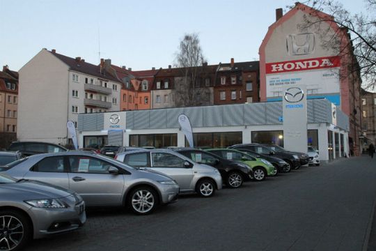 Das neue Mazda-Autohaus wurde in Rekordzeit gebaut. Baubeginn war im September 2013, die Bauabnahme im Januar 2014. Das neue Mazda-Autohaus wurde in Rekordzeit gebaut. Baubeginn war im September 2013, die Bauabnahme im Januar 2014.