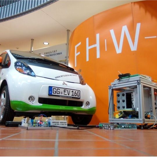 Das Mitsubishi Electric Vehicle als Stromspeicher ermöglicht das Einspeisen von Strom in Hausnetze. Das Mitsubishi Electric Vehicle als Stromspeicher ermöglicht das Einspeisen von Strom in Hausnetze.